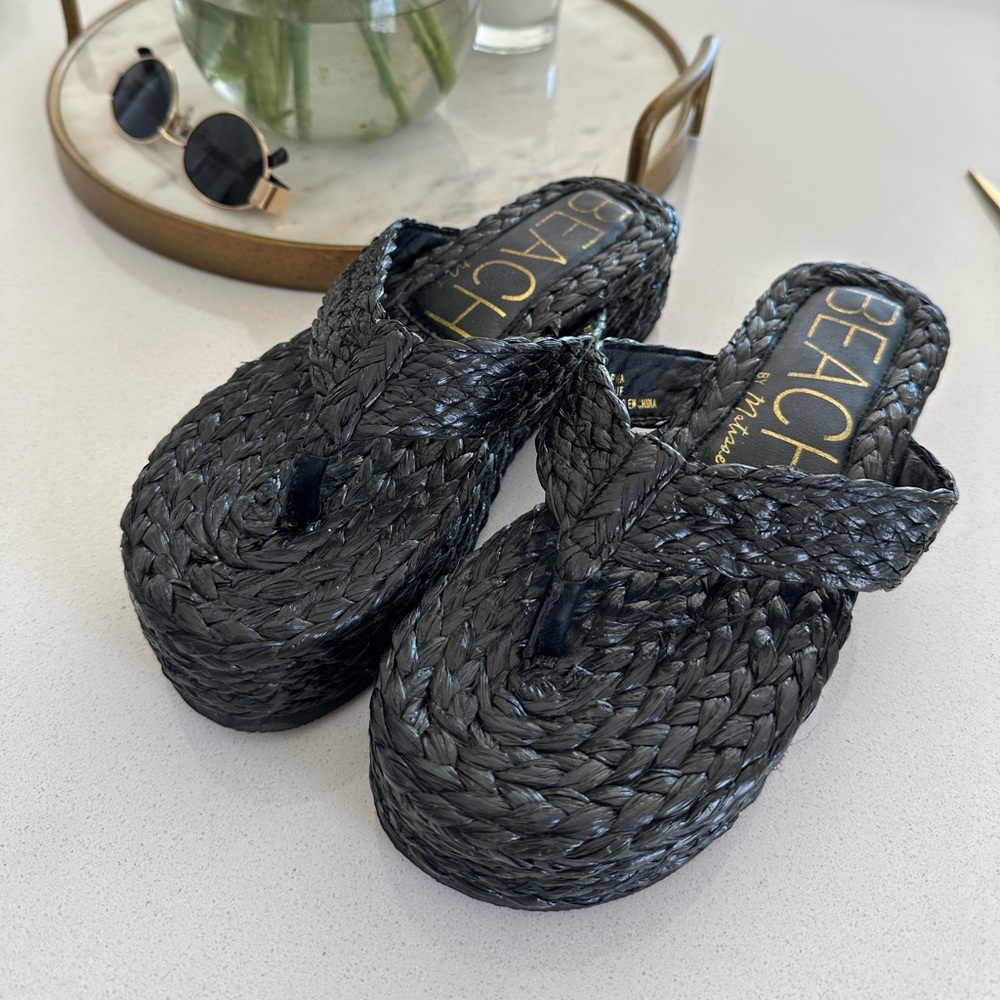 Beach by Matisse black platform flip flops